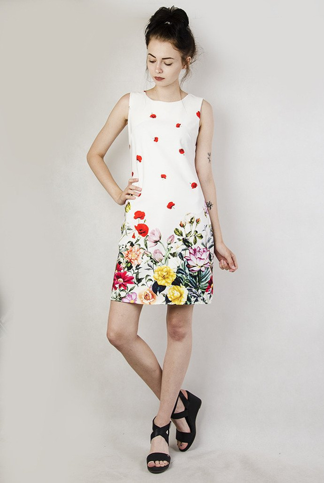 Biała sukienka o prostym kroju, w kwiaty