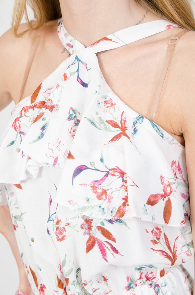 Biała sukienka z dekoltem pod szyję