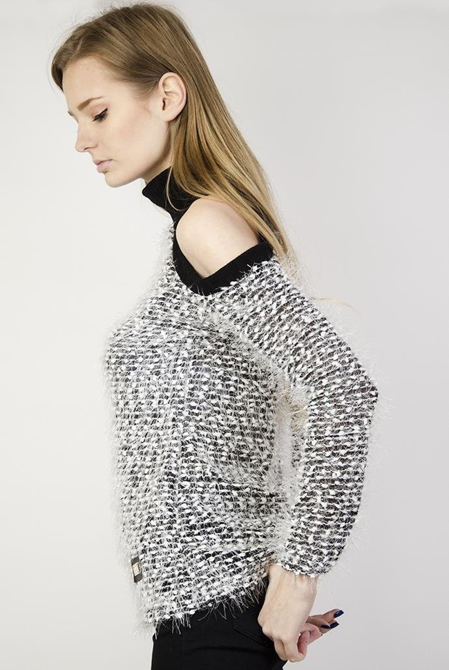 Włochaty sweterek z golfem i rozcięciami na ramionach