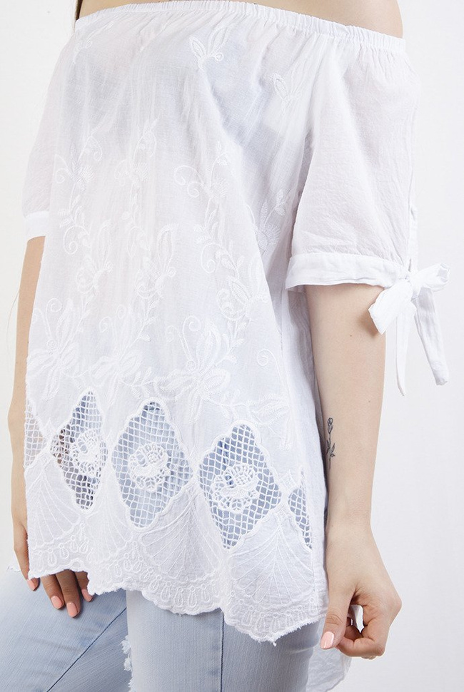 Biała bluzka ze wzorami na dole