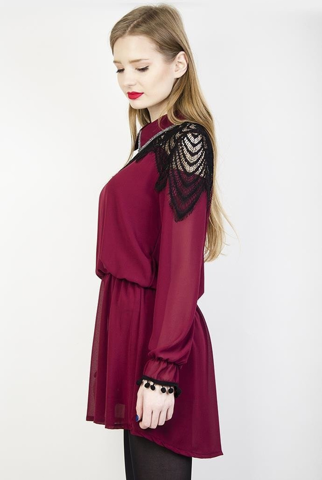 Bordowa szyfonowa sukienka ze zdobieniem i kołnierzykiem