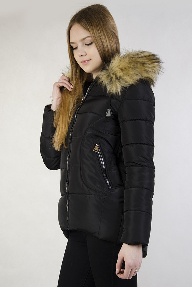 Czarna asymetryczna kurtka z pikowaniem oraz futerkiem przy kapturze