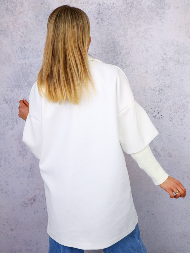 PŁASZCZ ZE SWETROWYMI RĘKAWAMI- BIAŁY