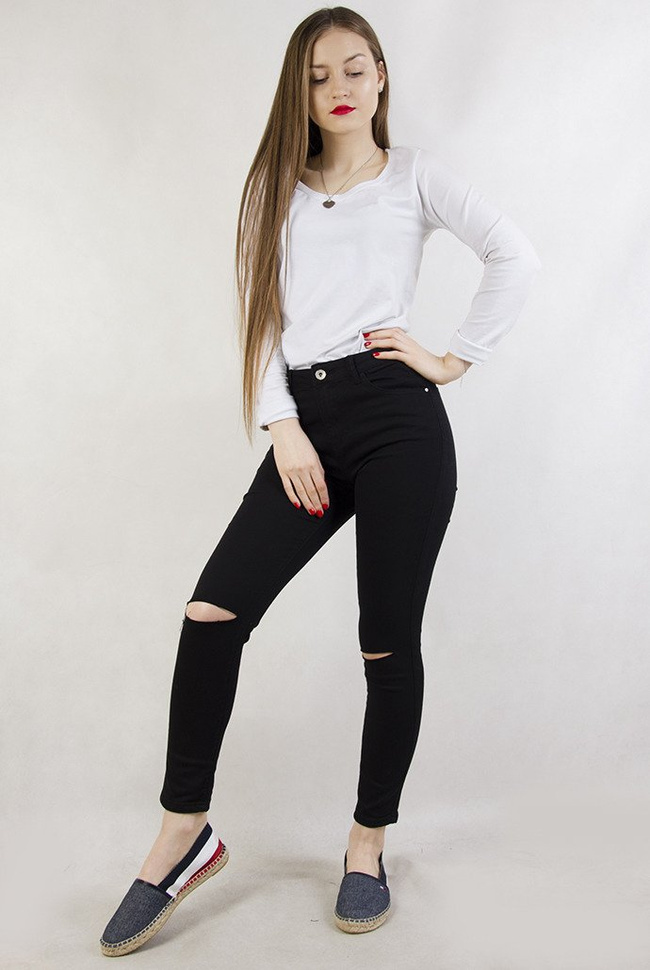 Czarne spodnie jeansowe z rozcięciami na kolanach