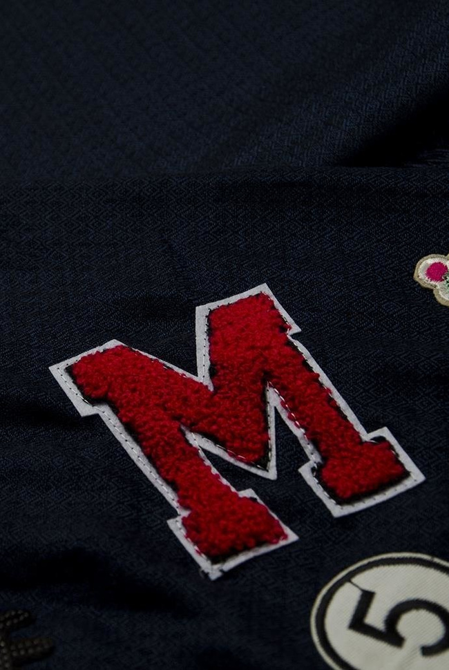 Granatowy szal z naszywkami