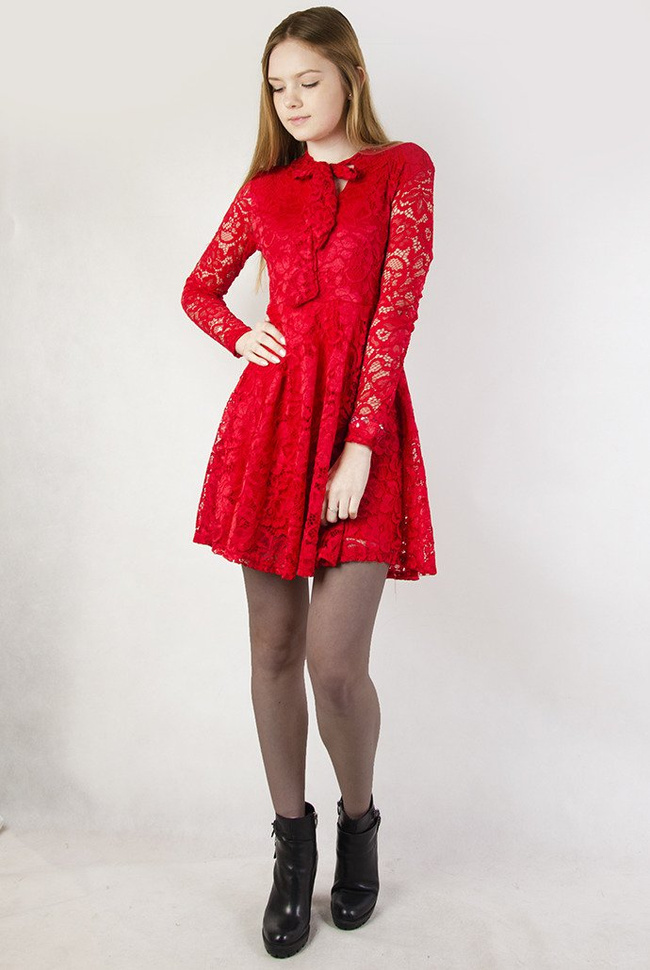 Czerwona koronkowa sukienka z wiązaniem pod szyją
