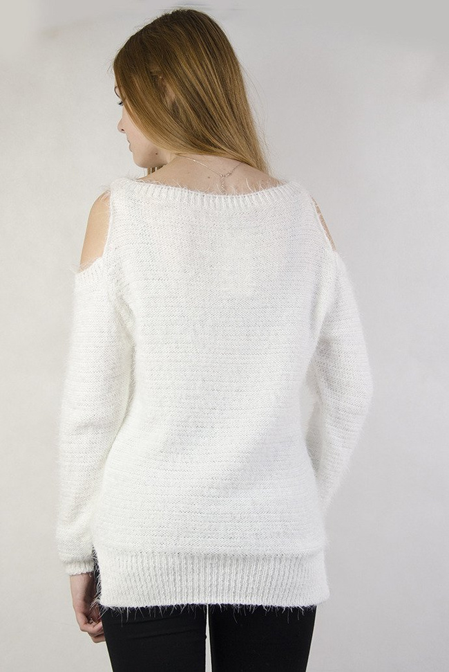 Biały sweterek z wycięciami przy ramionach