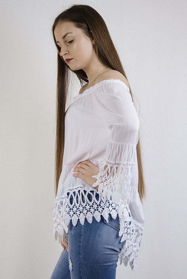 Biała bluzka z hiszpańskim dekoltem i ażurowymi wstawkami