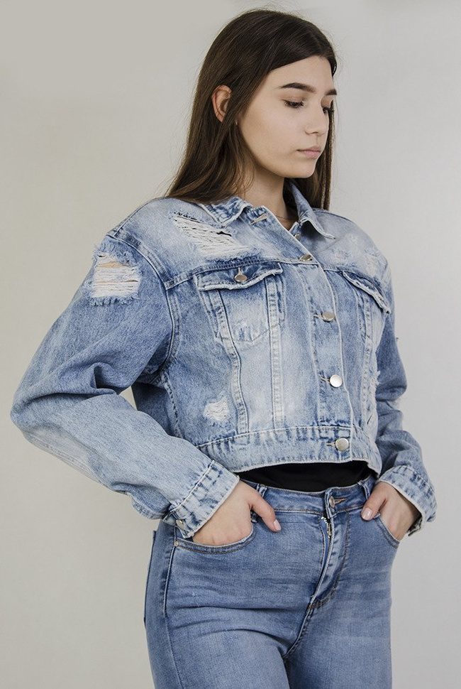 Kurtka jeansowa krótka z przetarciami oraz szarpaniami