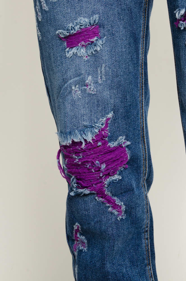 SPODNIE JENSOWE MOM FIT Z FIOLETOWYMI PRZETARCIAMI