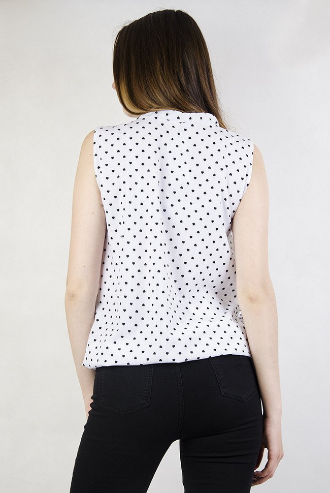 Biała, zwiewna bluzka w czarne serduszka