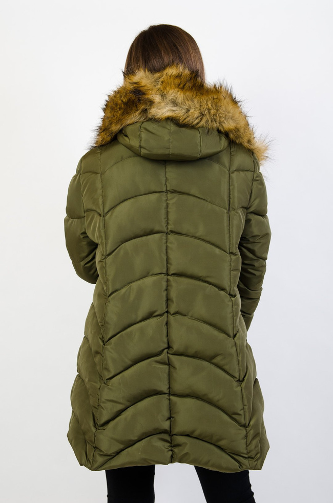 Zielona pikowana kurtka z futerkiem przy kapturze
