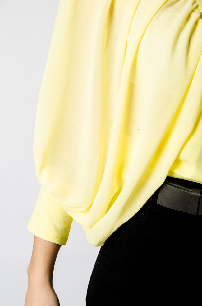 Żółta bluzka typu nietoperz