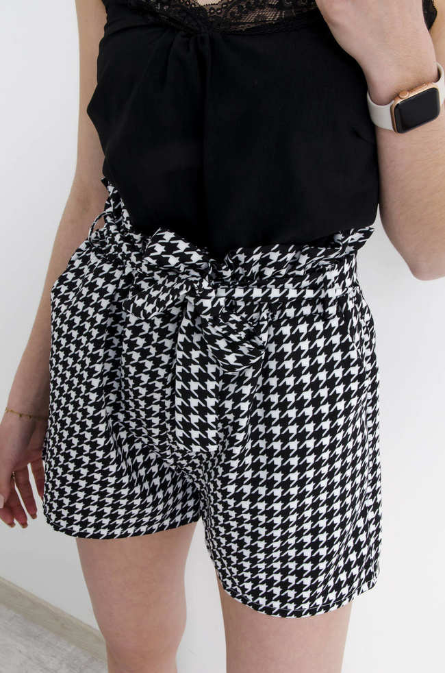 SZORTY WIĄZANE Z WYSOKIM STANEM W PEPITKĘ - CZARNE