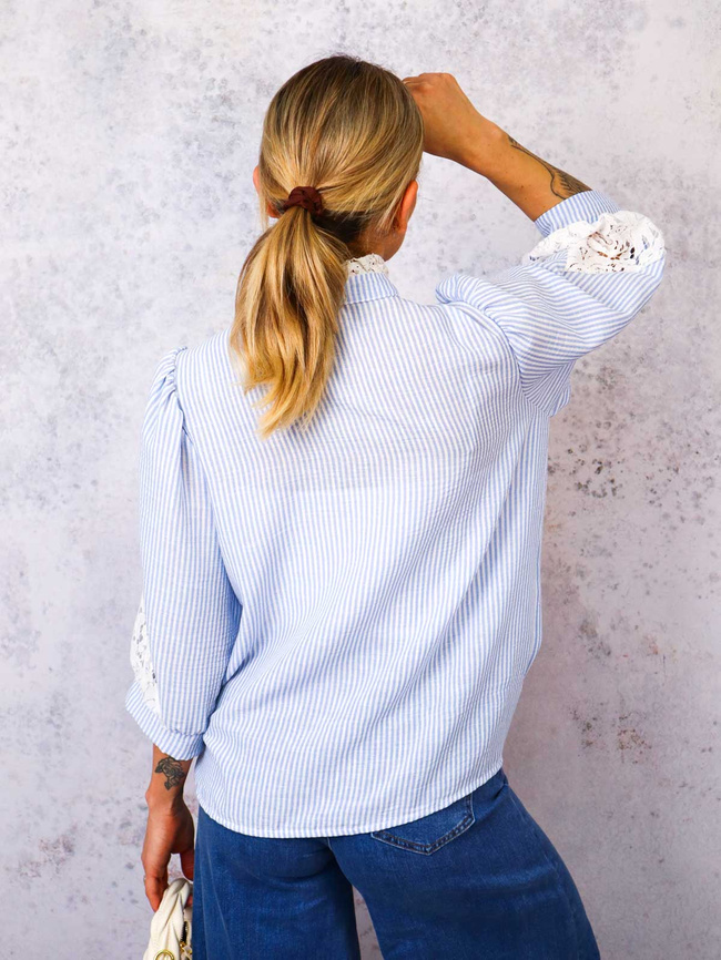 KOSZULA W PASKI Z OZDOBNĄ KORONKĄ- NIEBIESKA