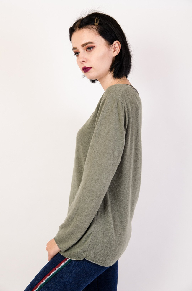 Zielona bluzka w serek z koronką w dekolcie