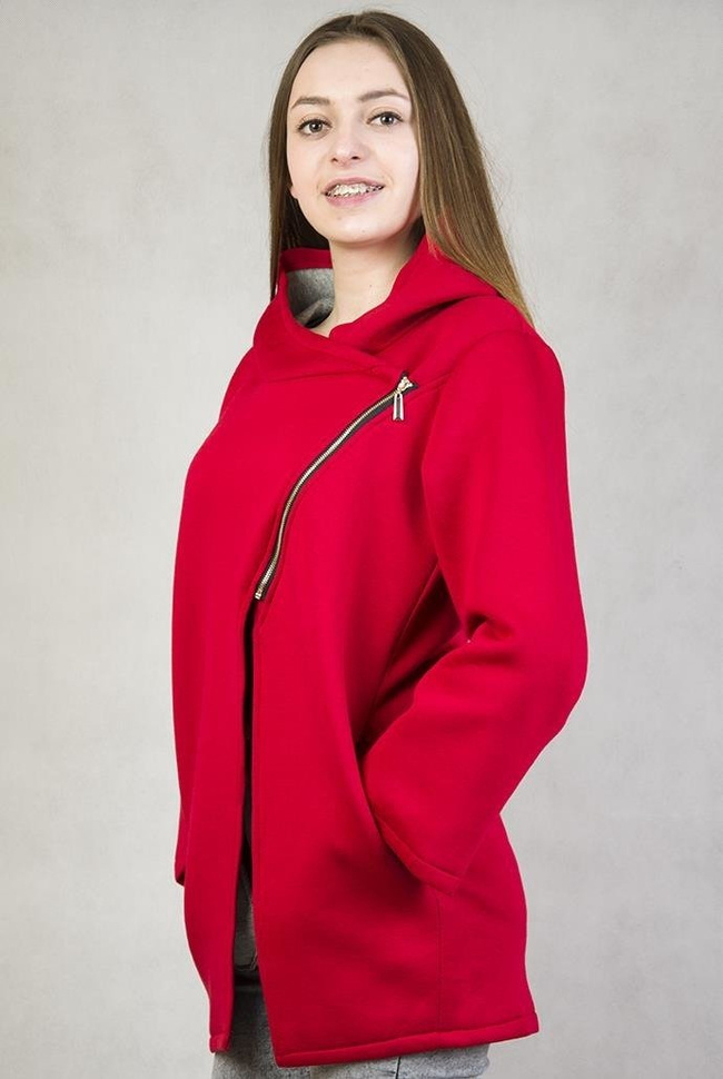 Czerwona narzutka zapinana na zamek, z dwoma kieszeniami