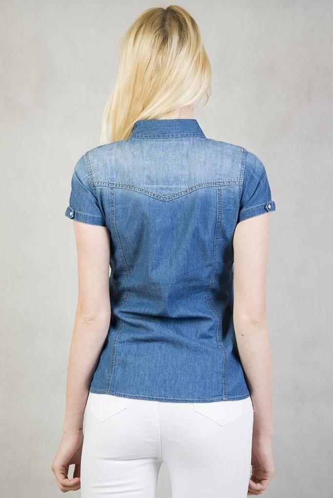 Jasno-niebieska koszula jeansowa