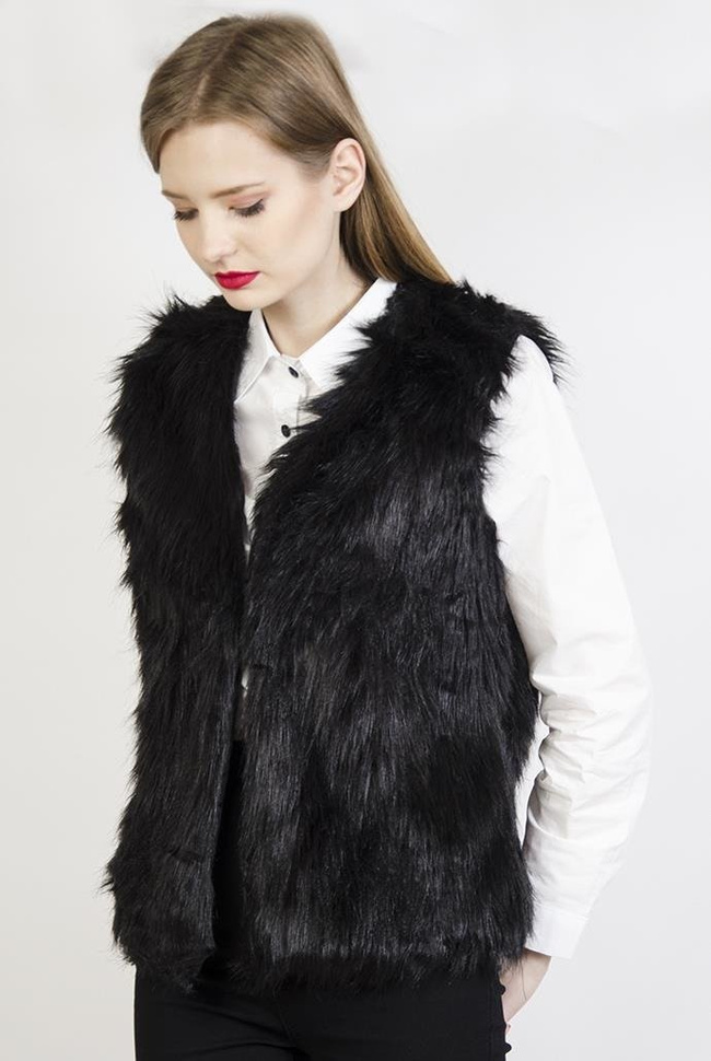 Czarna, włochata kamizelka