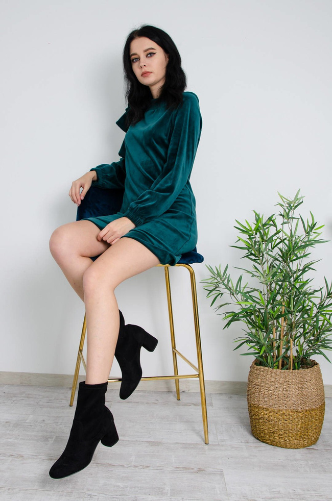 SZMARAGDOWA WELUROWA SUKIENKA Z FALBANĄ NA RAMIENIU