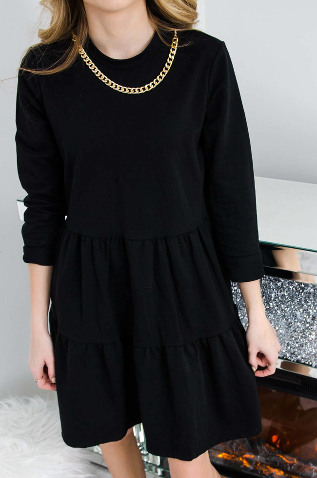 CZARNA ROZKLOSZOWANA SUKIENKA ZE ZŁOTYM ŁAŃCUSZKIEM 
