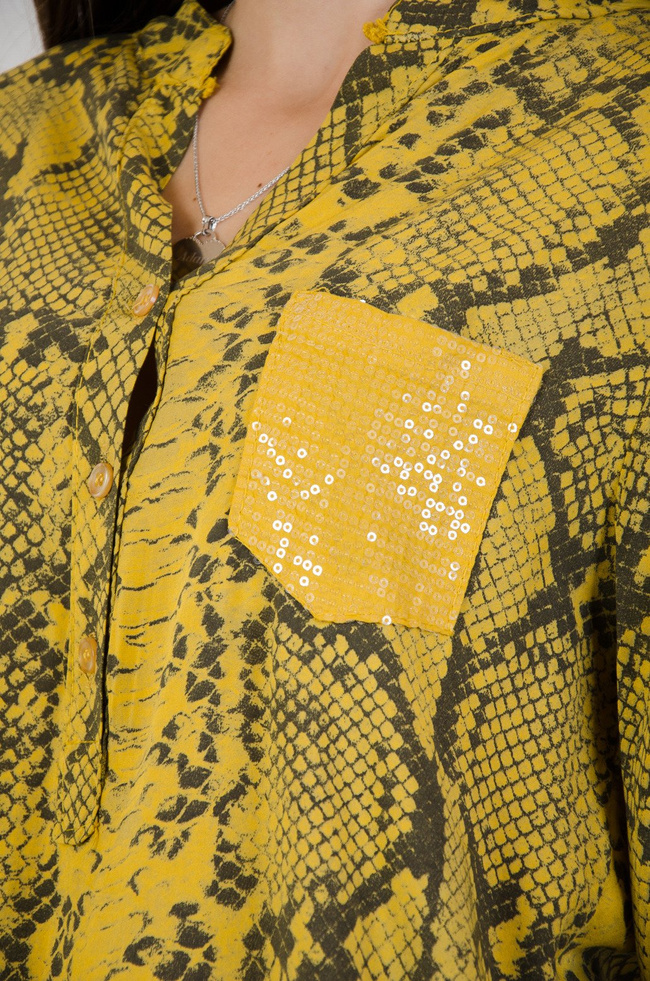 Żółta bluzka koszulowa w wężowy wzór z ozdobną kieszonką