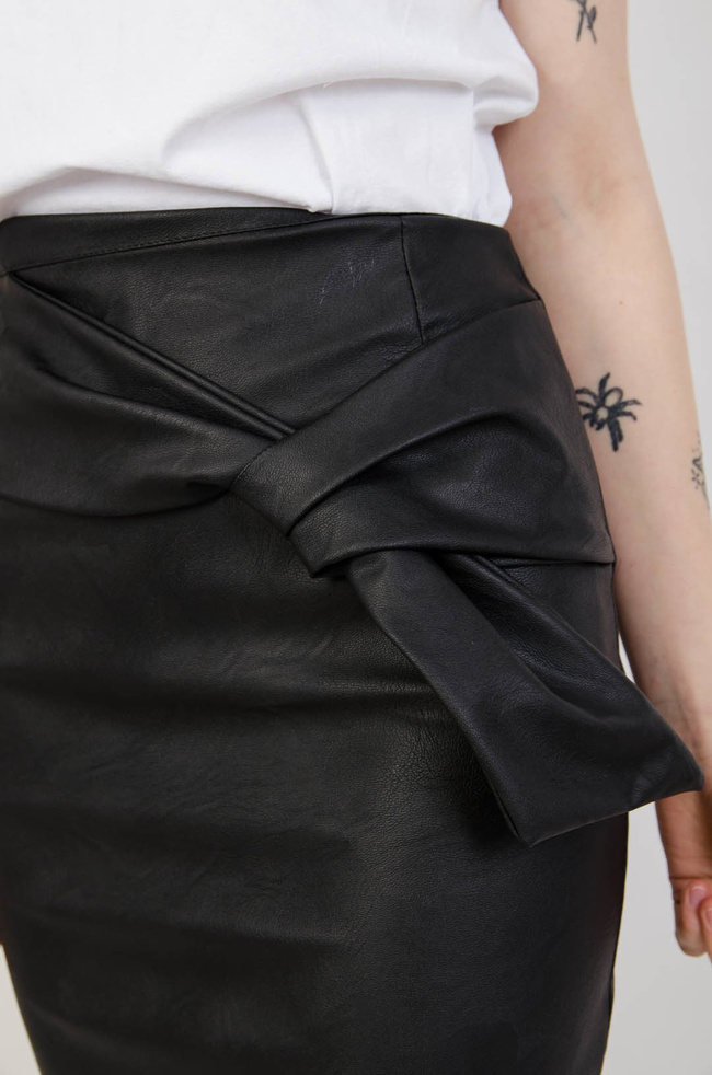 Czarna spódnica skórkowa z kokardą