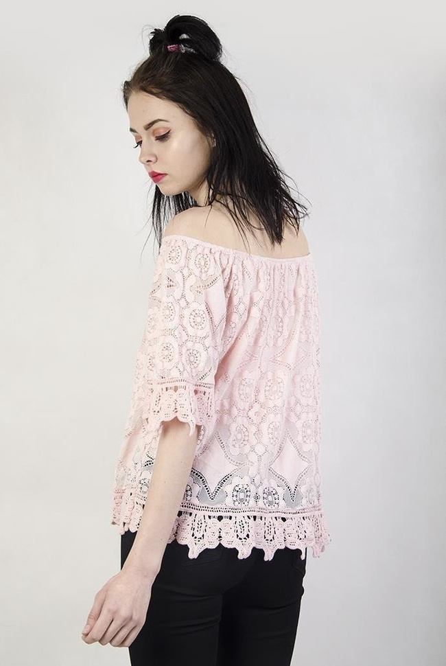 Jasnoróżowa bluzka z hiszpańskim dekoltem, z koronką