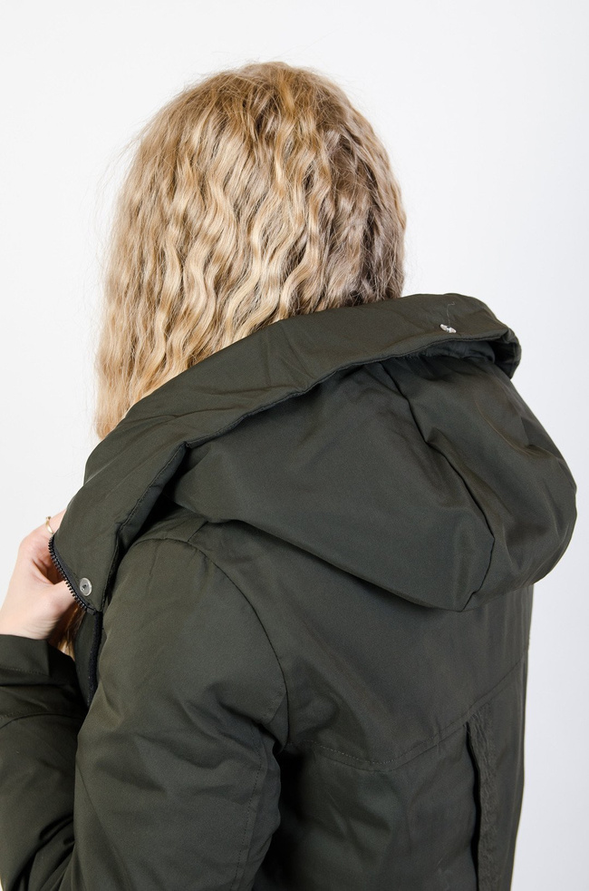 Zielona kurtka ocieplana ze ściągaczem w tali