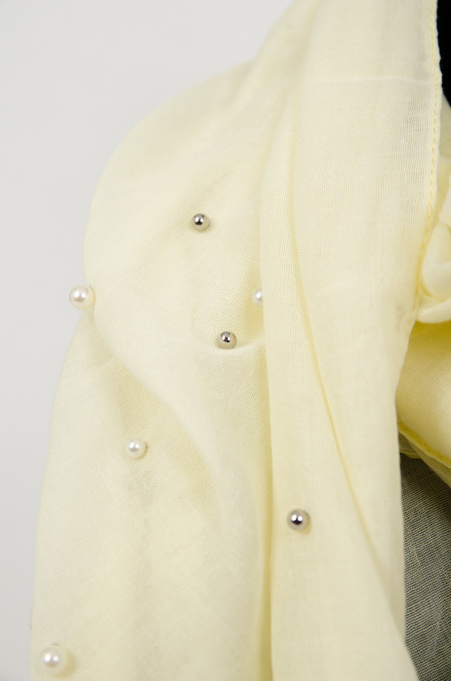 Żółty szal z koralikami 