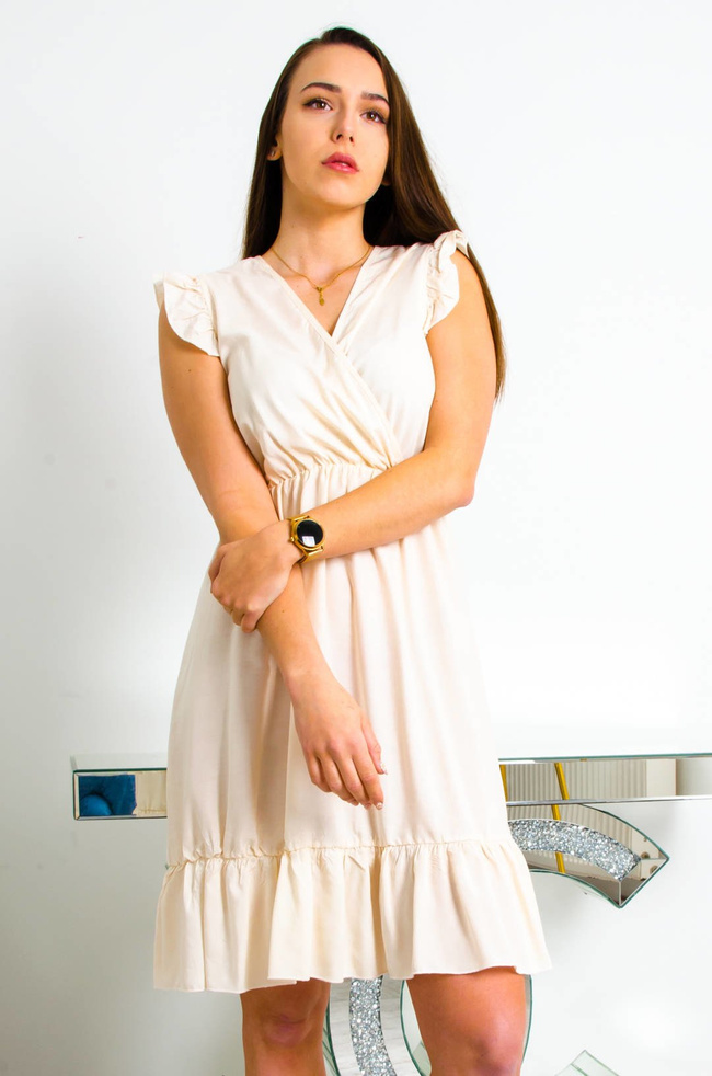 KREMOWA KRÓTKA ZWIEWNA SUKIENKA Z KOPERTOWYM DEKOLTEM