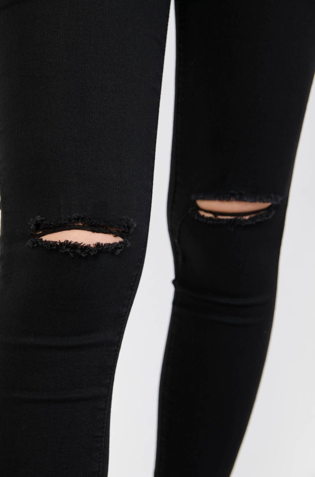 Czarne spodnie z wysokim stanem oraz rozcięciami na kolanach