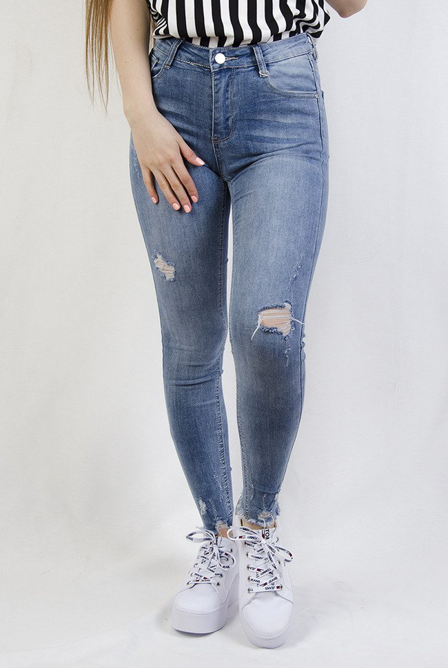 Jasne spodnie z przetarciami i szarpaniem