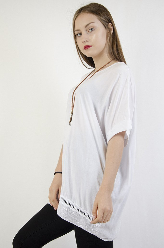 Biała bluzka nietoperz z wisiorkiem