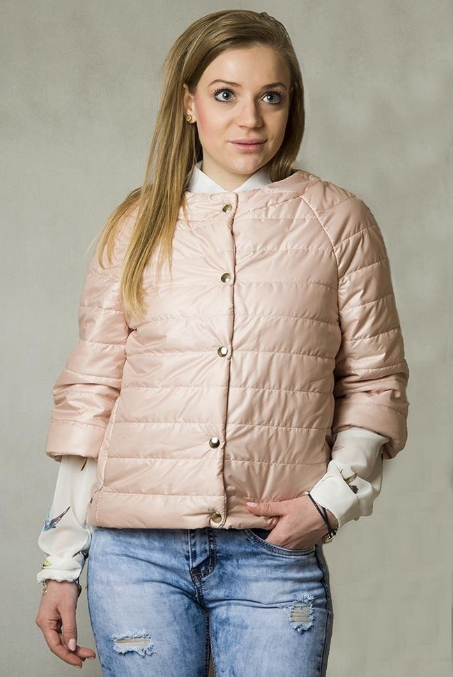 Krótka, wiosenna, różowa kurtka pikowana z rękawem 3/4.