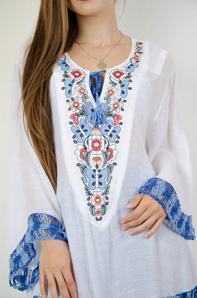 BIAŁA TUNIKA W STYLU BOHO Z NIEBIESKIMI ELEMENTAMI
