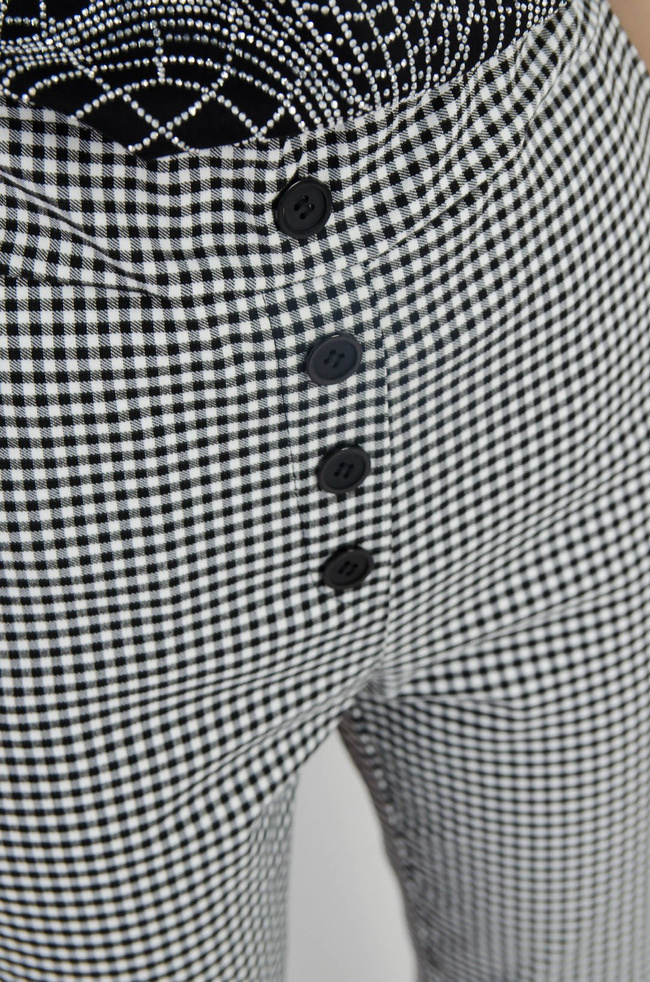 BIAŁO-CZARNE SPODNIE W KRATĘ Z GUZIAKMI