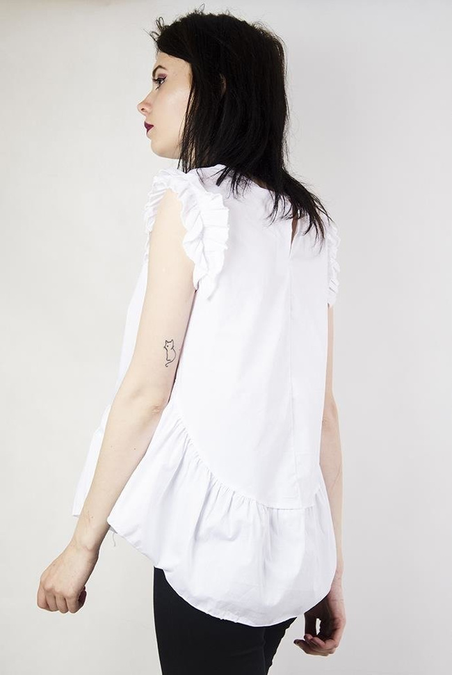 Biała, gładka bluzka koszulowa z falbankami