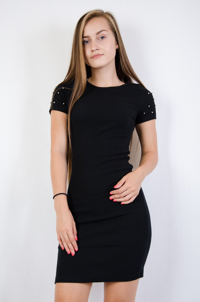 Czarna dopasowana sukienka z perełkami na rękawach
