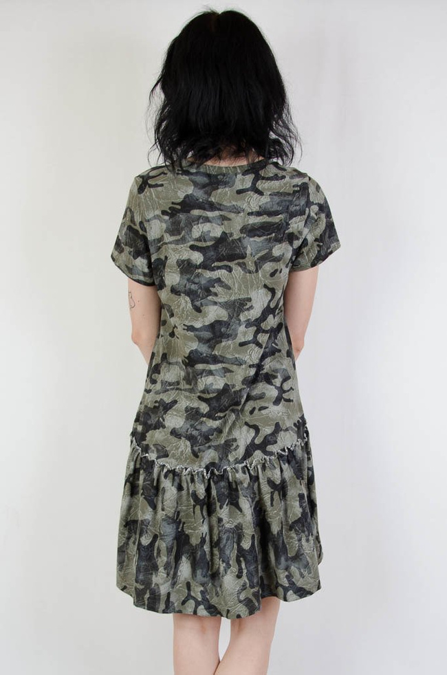 Asymetryczna sukienka moro z rozkloszowanym dołem