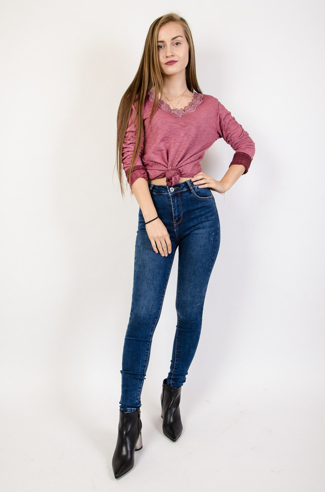 Ciemne przylegające spodnie jeansowe