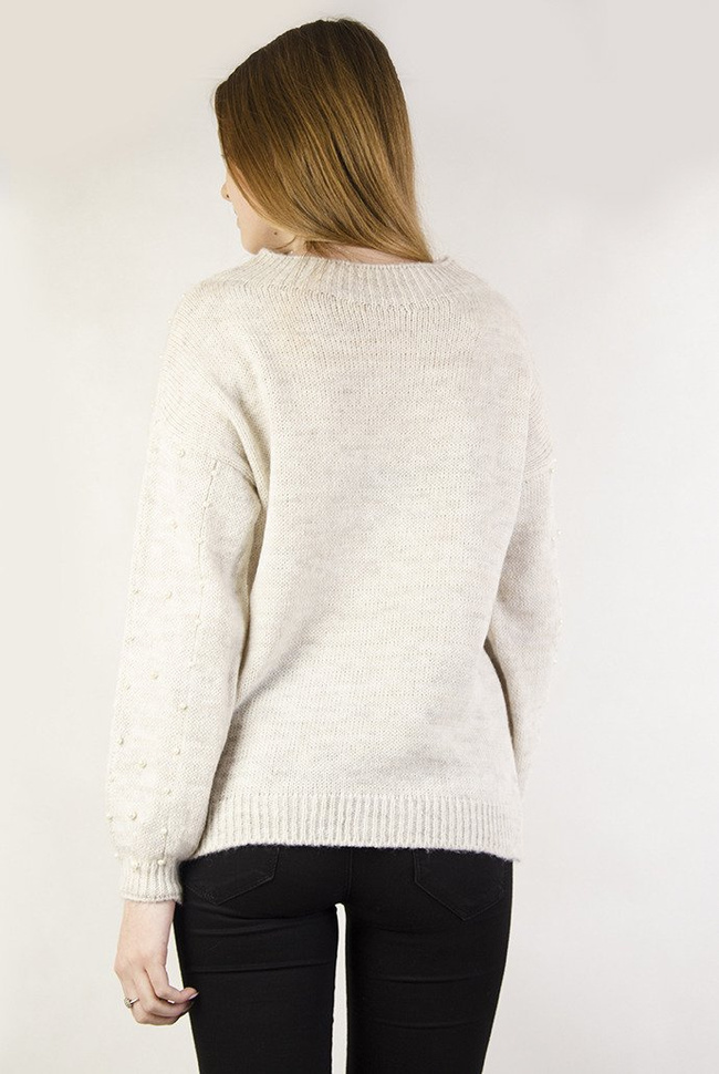 Beżowy sweter z perełkami