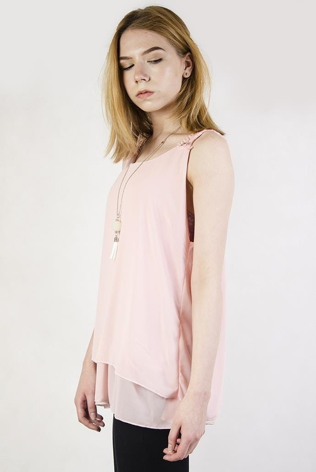 Jasnoróżowa bluzka z ażurowym zdobieniem z tyłu