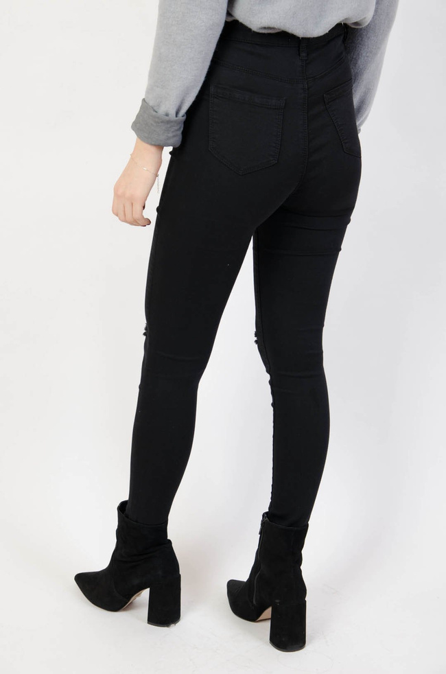 Czarne spodnie z wysokim stanem oraz rozcięciami na kolanach