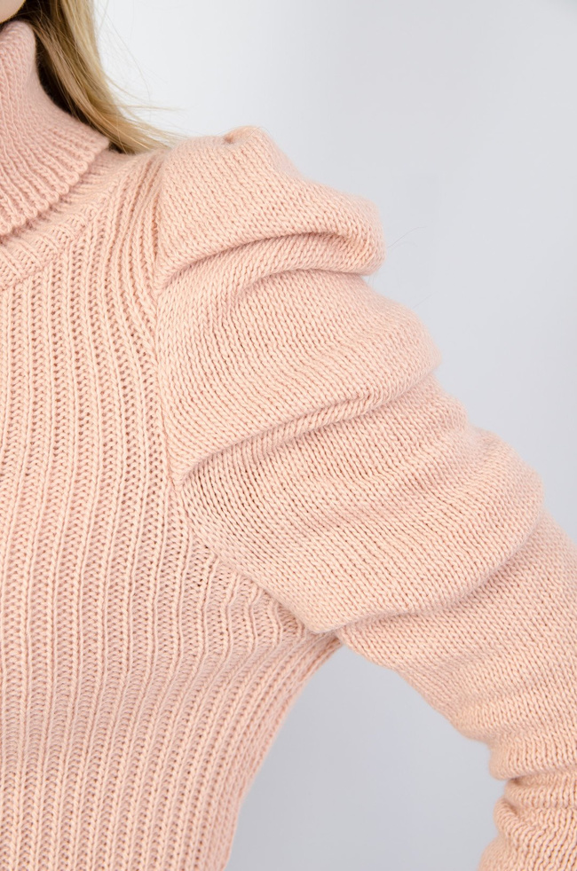 JASNO-RÓŻOWY SWETER-GOLF Z BUFKAMI