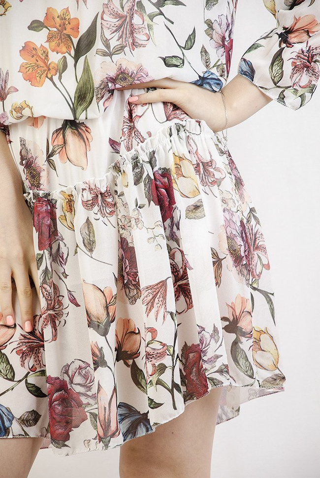 Biała zwiewna sukienka w kwiaty