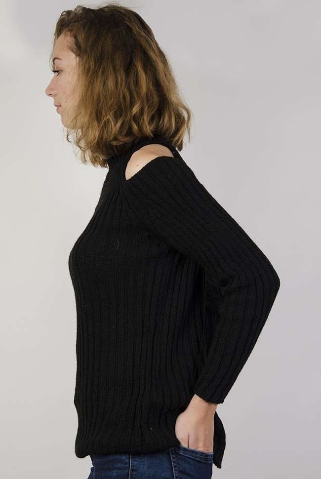 Czarny sweterek z odkrytymi ramionami i golfem