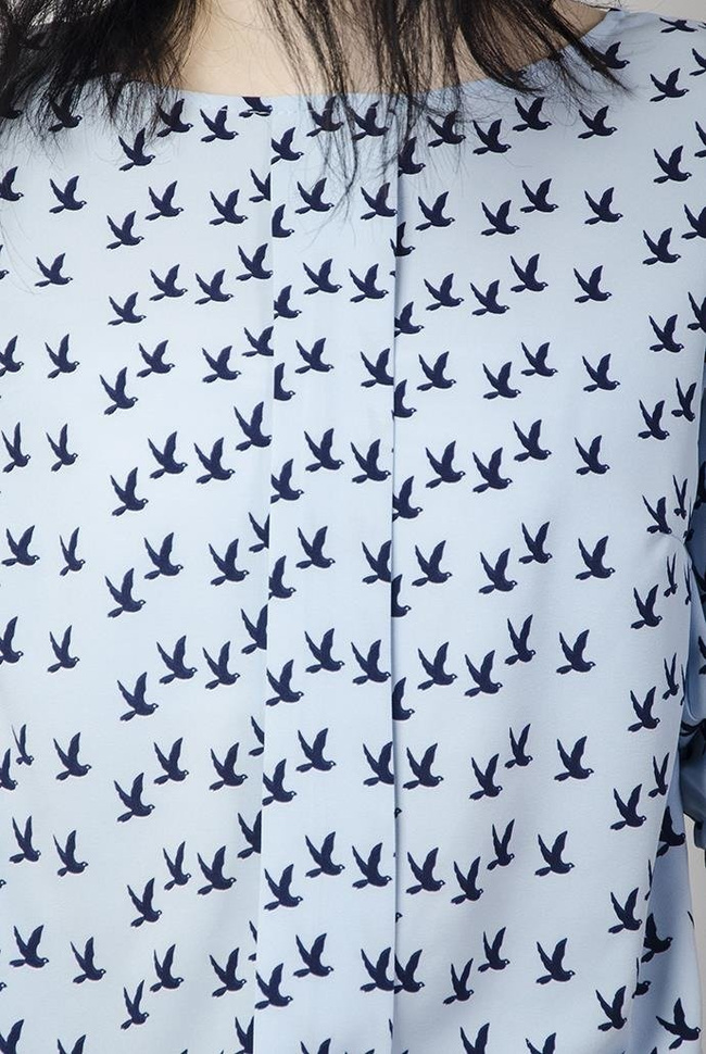 Jasnoniebieska bluzka w czarne jaskółki