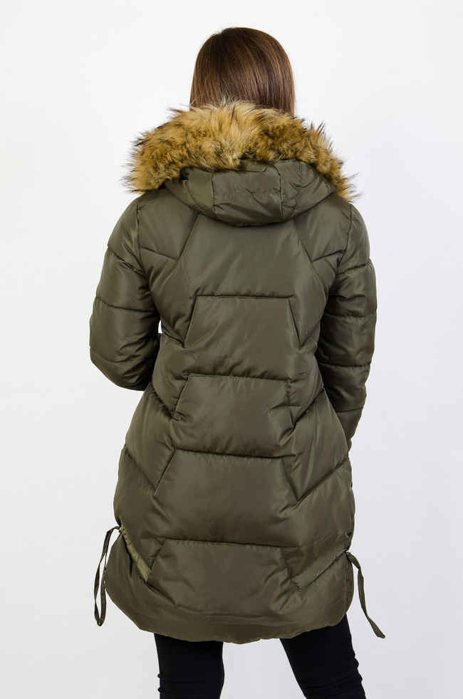 Zielona pikowana kurtka ze srebrnymi zamkami