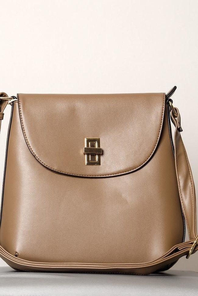 Beżowa torebka na ramię z regulowanym paskiem